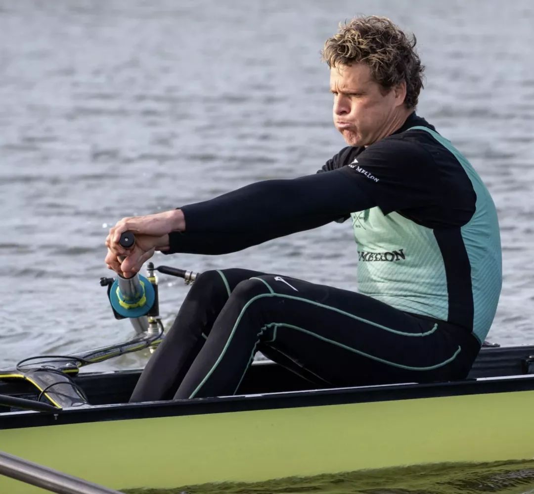 阿联酋选手夺得赛艇比赛金牌