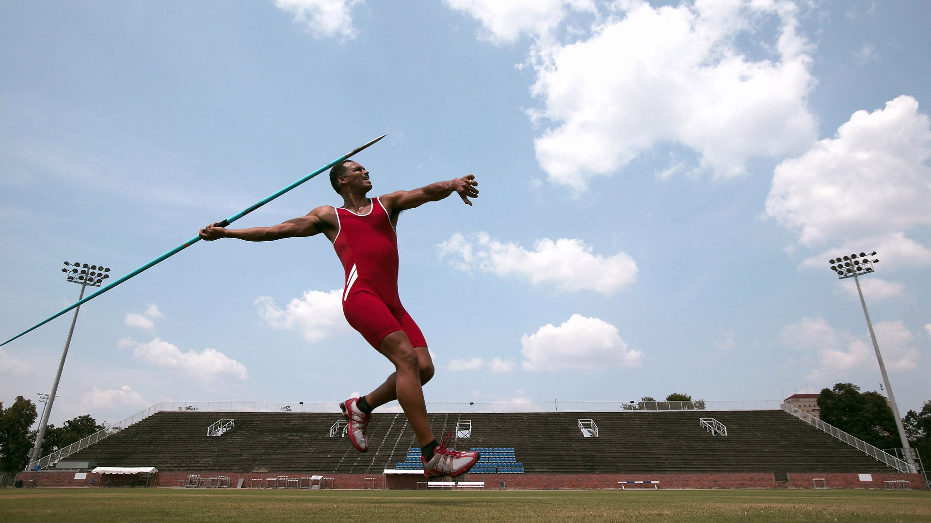 梅赛德斯轻取索伯的背后，皮亚斯特里如何以一人之力扛起全队希望